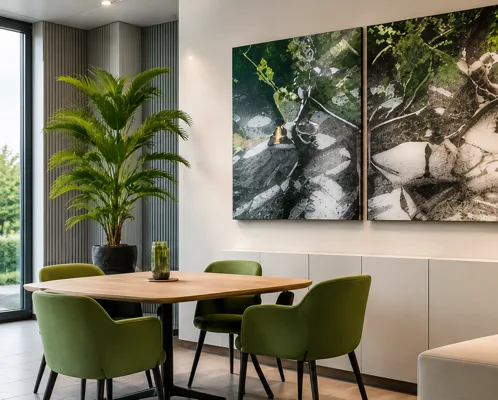 Bürolounge mit hellem Licht und Akustikelementen der Akustikschmiede